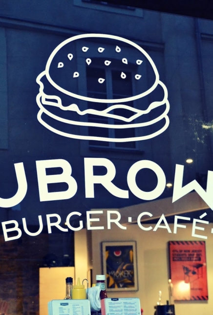 Le Dubrown Burger Café