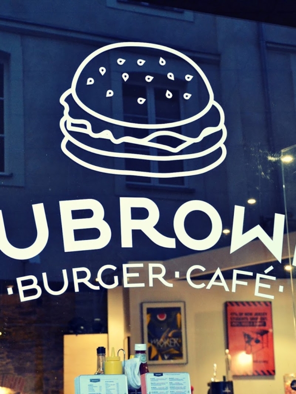 Le Dubrown Burger Café