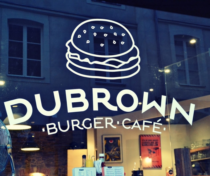 Le Dubrown Burger Café