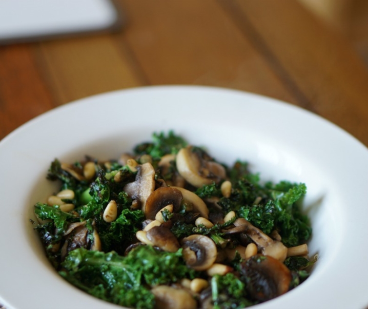 Kale et champignons à l’ail