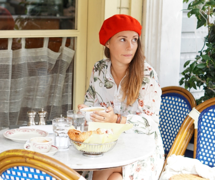 Robe à fleur et beret rouge