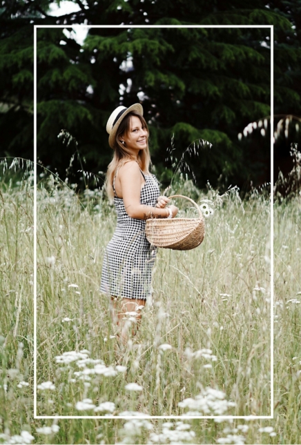 Ginette au pré, en robe vichy …