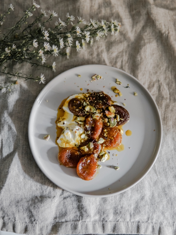 Dessert de fromage blanc et abricots secs