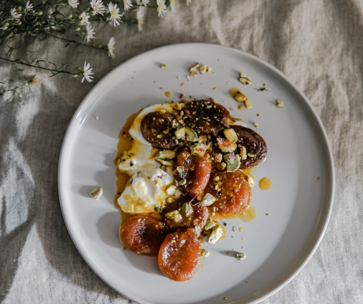Dessert de fromage blanc et abricots secs