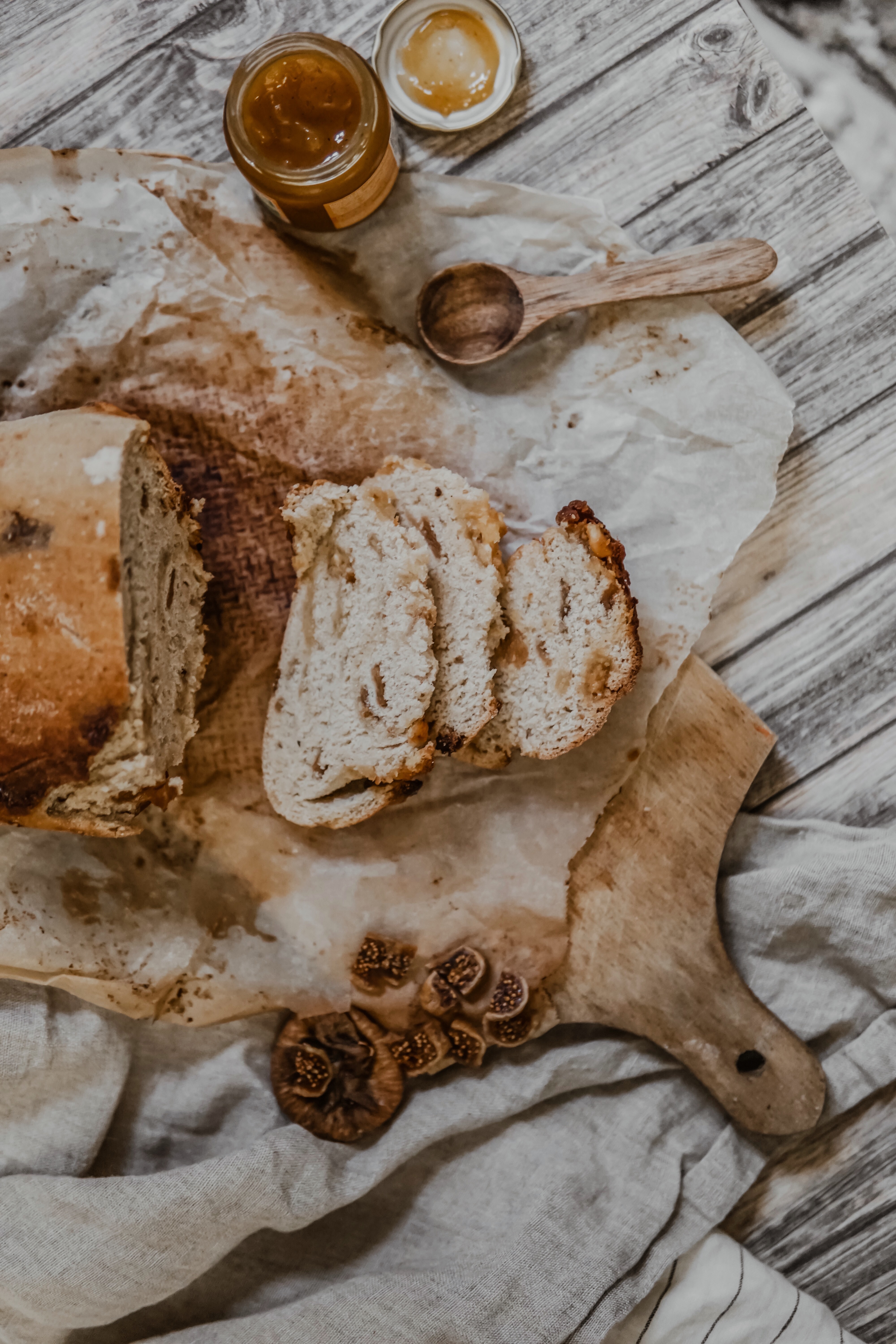 Pain maison au chocolat blanc et figues