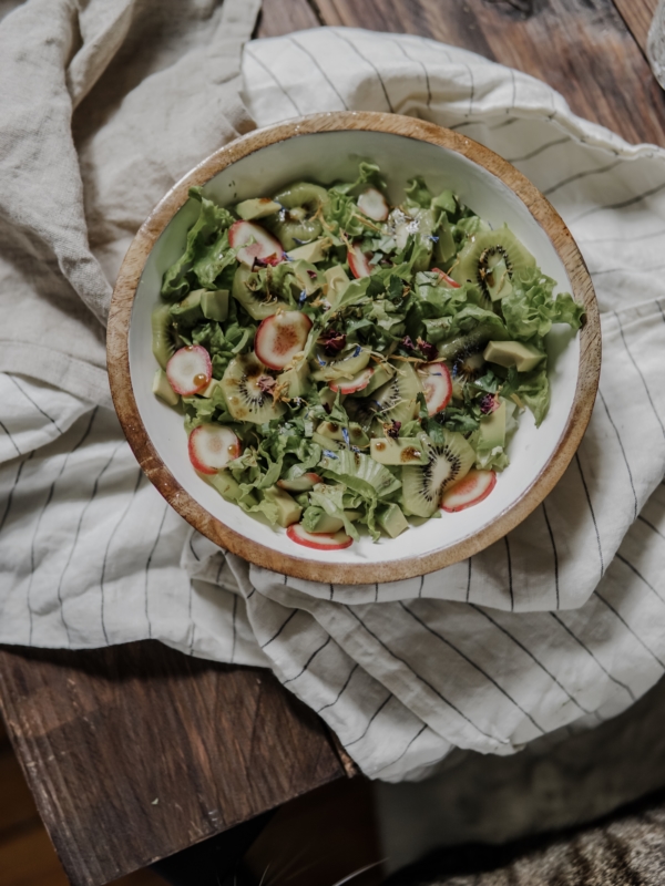 Prêt en 10 minutes: Salade kiwi, avocat et oca du Perou