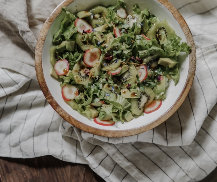 Prêt en 10 minutes: Salade kiwi, avocat et oca du Perou