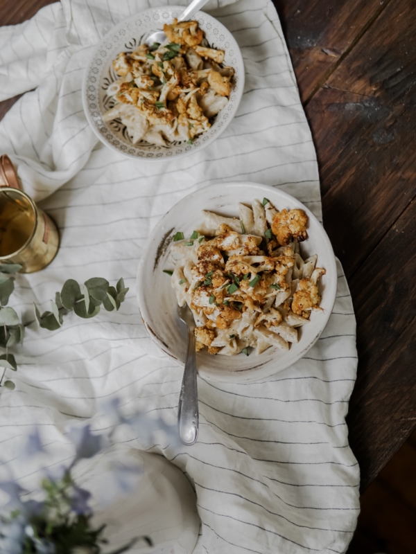 Pâtes crémeuse à l’ail et choux fleurs rôti cajun (vegan)