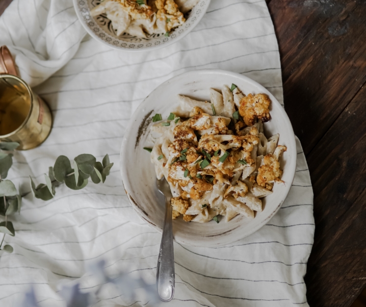 Pâtes crémeuse à l’ail et choux fleurs rôti cajun (vegan)