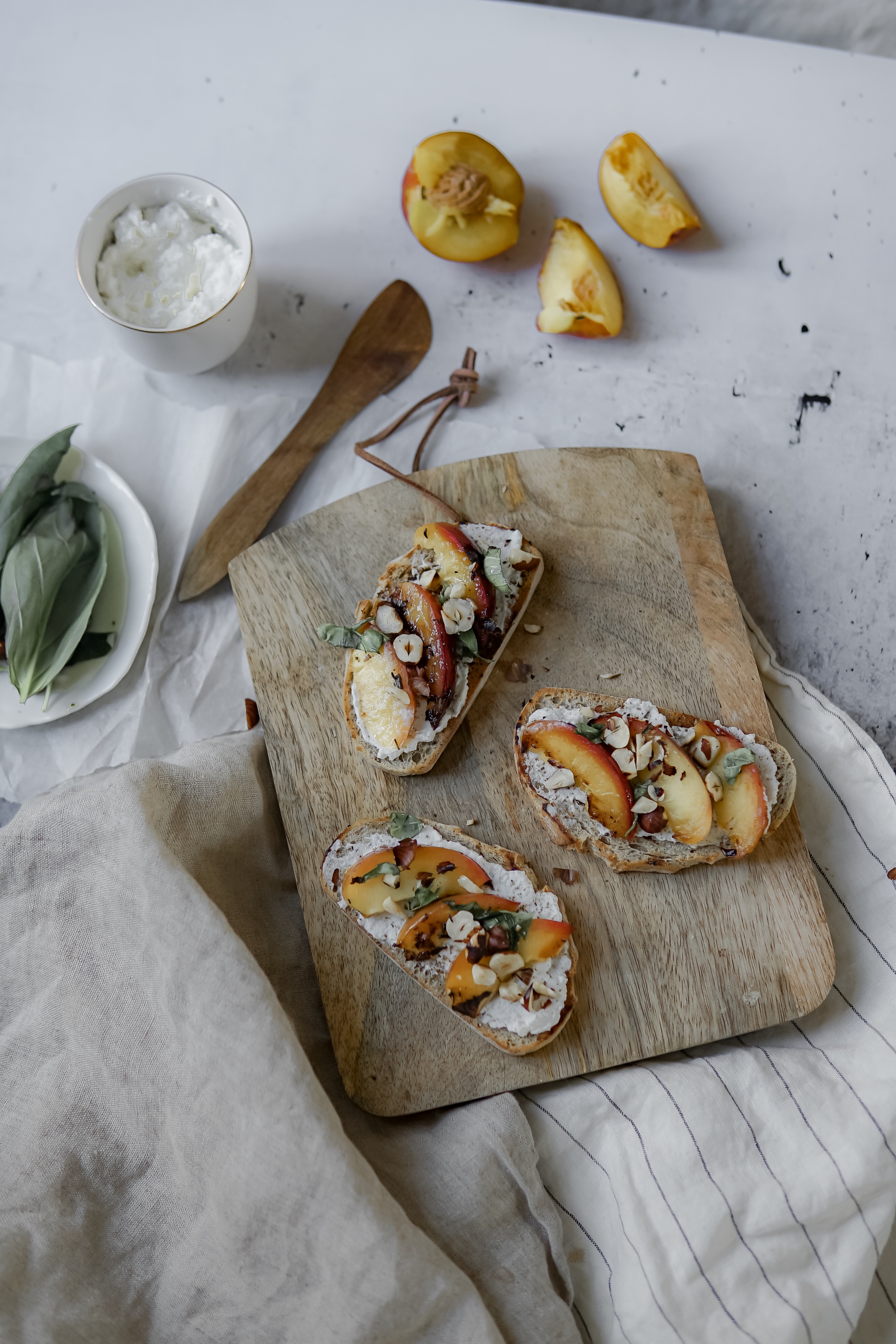 Tartines ricotta, pêches rôties