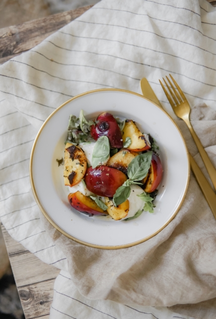 Salade mozzarella di buffala et pêches rôties