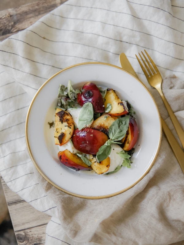 Salade mozzarella di buffala et pêches rôties