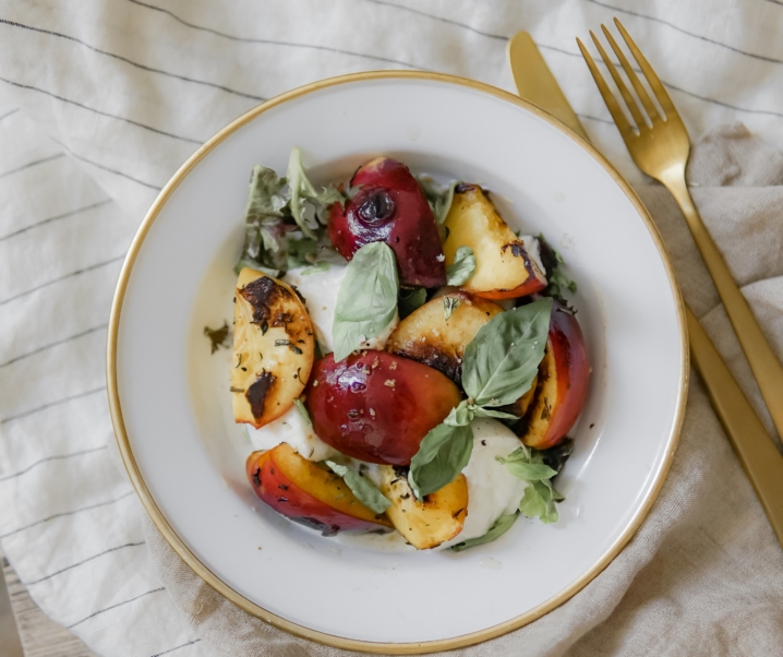 Salade mozzarella di buffala et pêches rôties