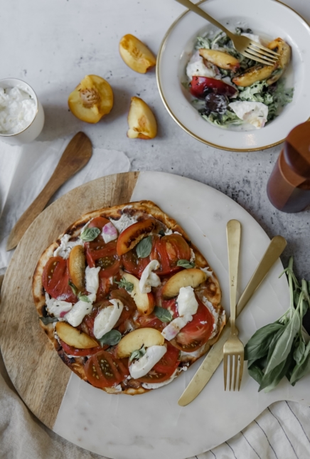 Tarte fine tomates noirs de crimée et nectarines