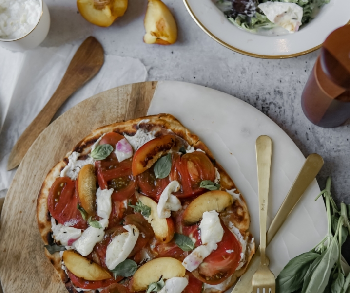 Tarte fine tomates noirs de crimée et nectarines
