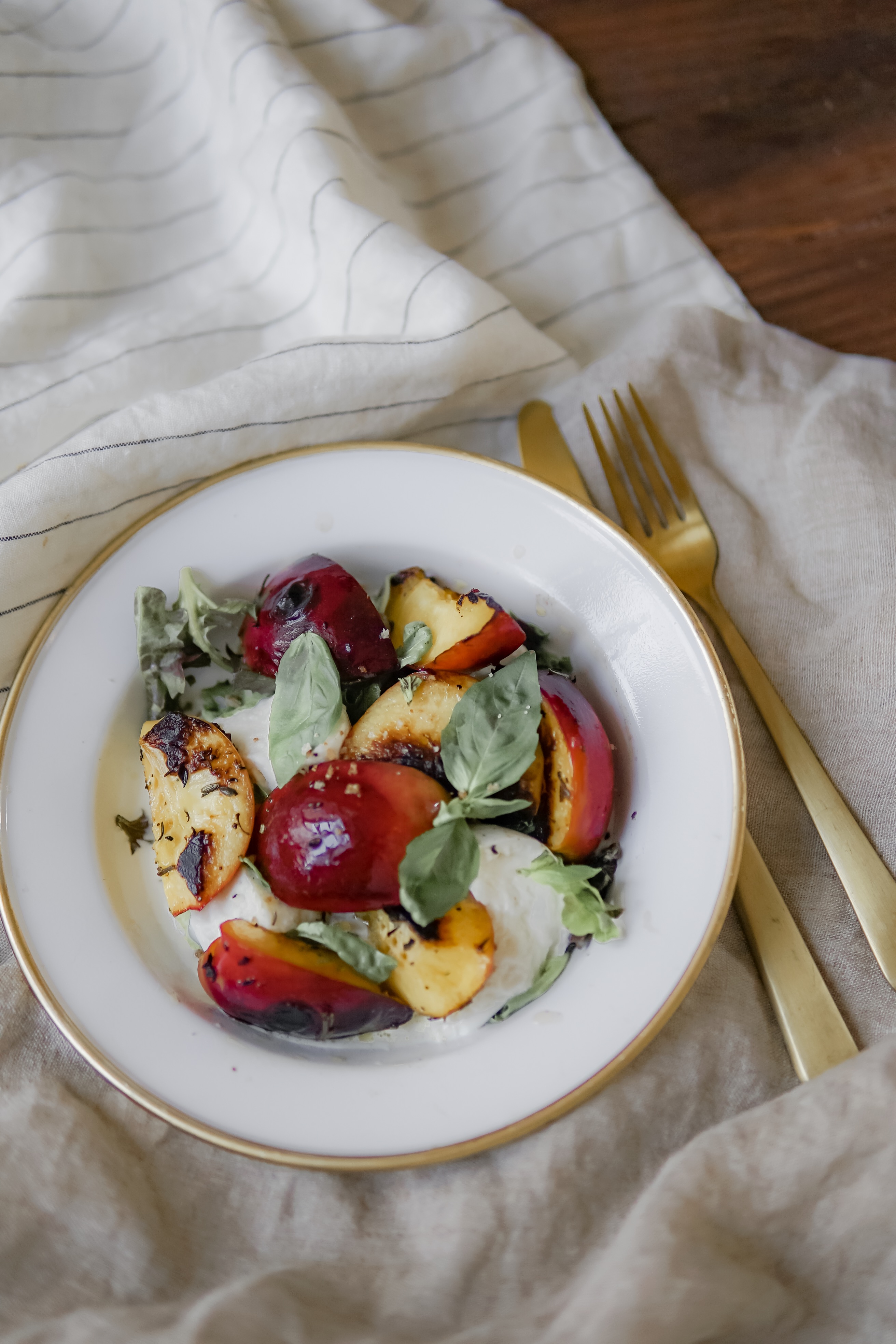 Salade mozzarella di buffala et pêches rôties