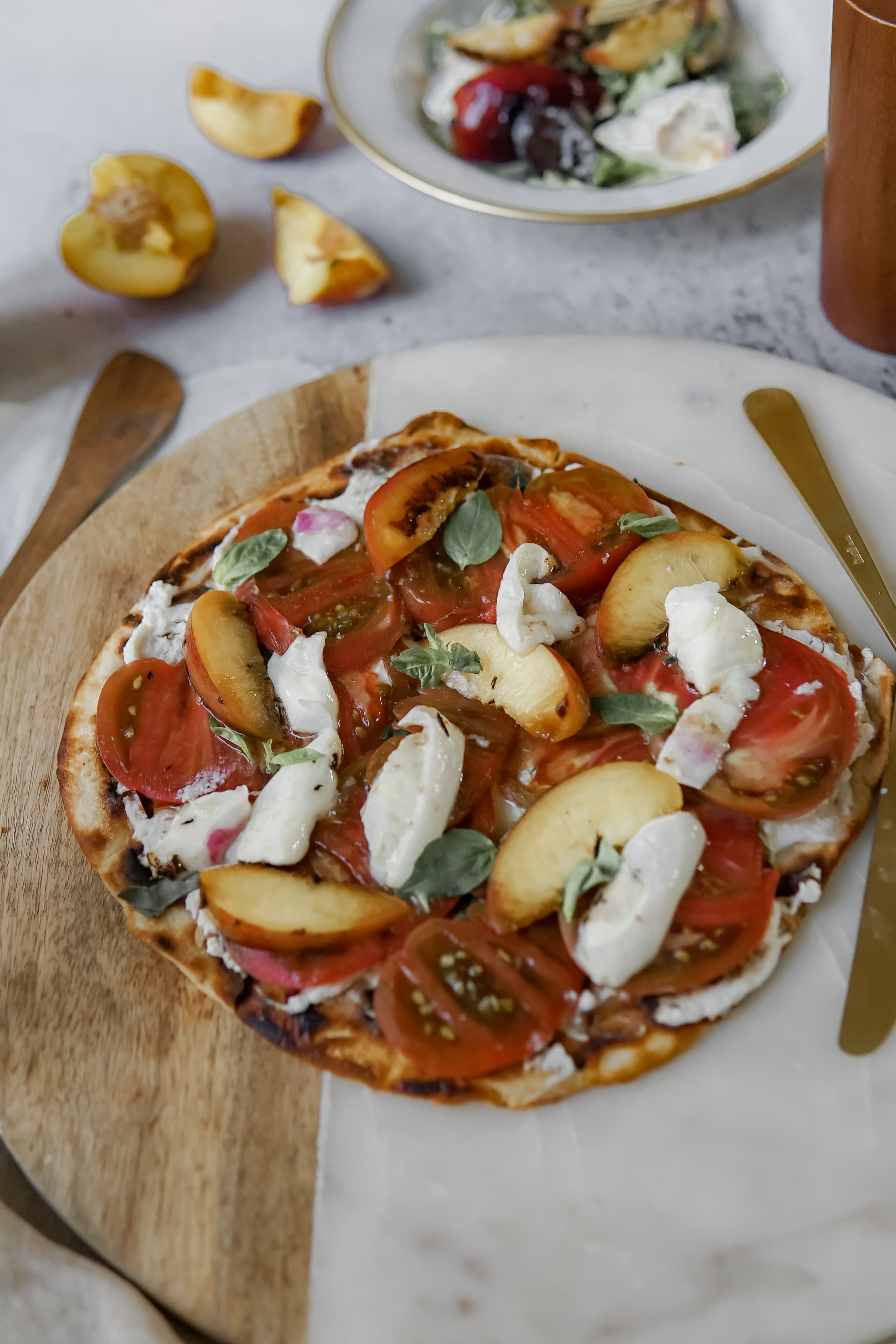 Tarte fine tomates noirs de crimée et nectarines