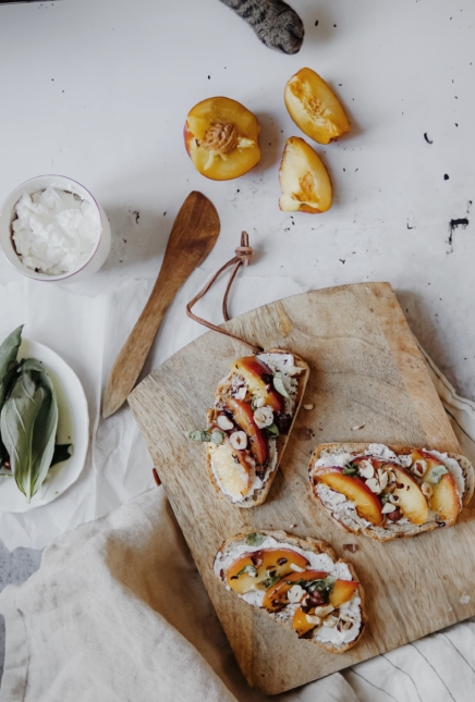 Tartines ricotta, pêches rôties