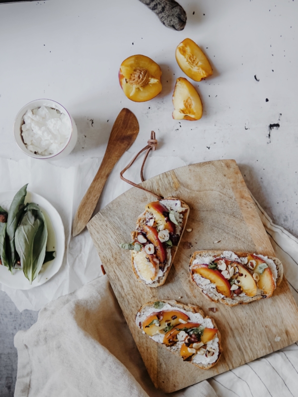 Tartines ricotta, pêches rôties