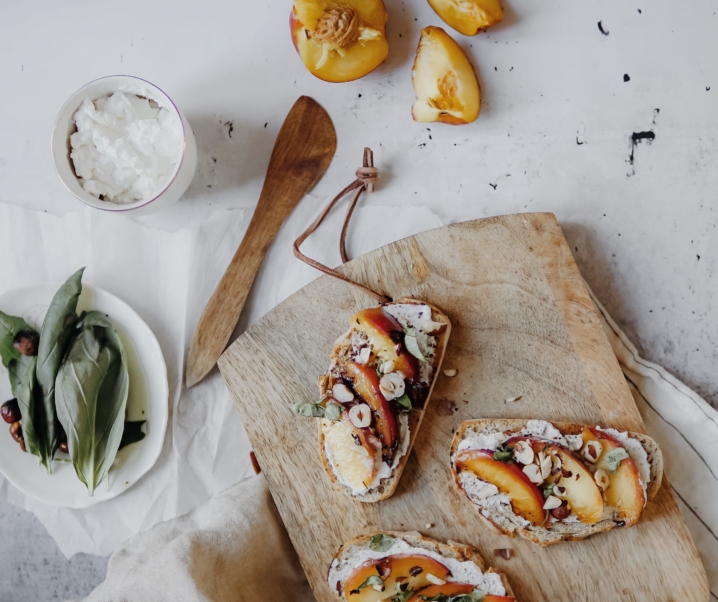 Tartines ricotta, pêches rôties