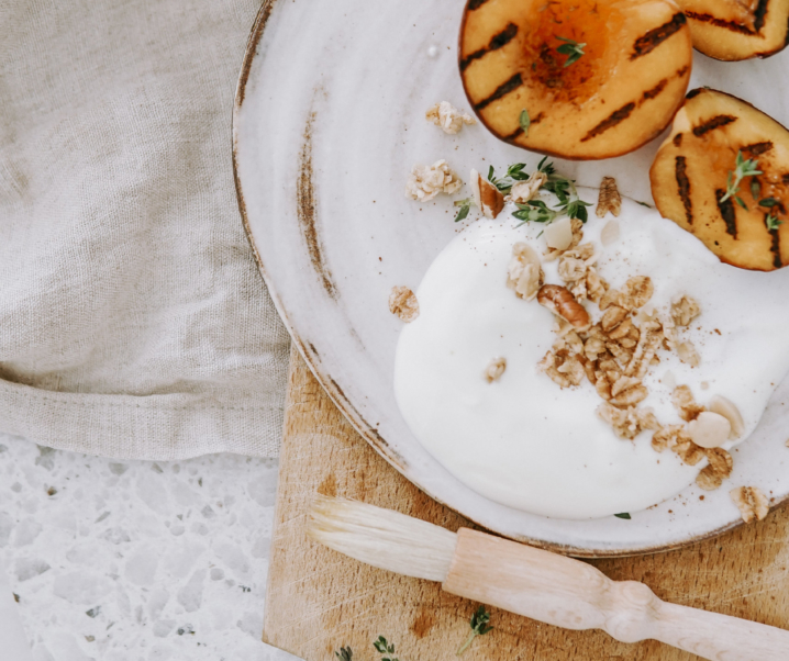 Pêches rôties aux épices et mascarpone aux miel et thym